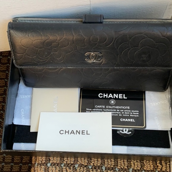 Channel Camellia Wallet - Picture 9 of 10